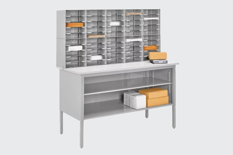 Mail sorting table